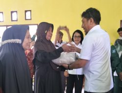 PJ Bupati Bangkep Ihsan Basir.SH.LL.M, Serahkan Secara Simbolis Bantuan Sosial Pangan dalam Penanggulangan Kemiskinan Ekstrim dan Pengendalian Inflasi