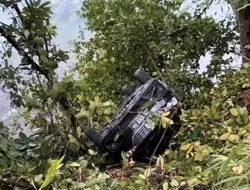 Laka Tunggal di Jalur Saiyong – Ambelang, Mobil Mini Bus Suzuki Ertiga Terjatuh ke Jurang Namun Terhenti oleh Pohon, Pengguna Jalan Segera Beraksi untuk Selamatkan Korban