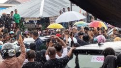 Presiden Jokowi Menyapa Warga Banggai Kepulauan Meskipun Ditengah Guyuran Hujan