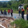 BPBD Banggai Kepulauan Tinjau Jalan Longsor Akibat Gelombang ROB di Desa Tombos