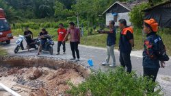 BPBD Banggai Kepulauan Tinjau Jalan Longsor Akibat Gelombang ROB di Desa Tombos