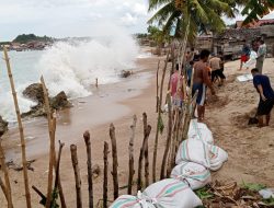 Air Pasang Disertai Gelombang Besar Mengancam Permukiman warga Kecamatan Tinangkung Utara.Bangkep