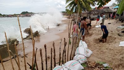 Air Pasang Disertai Gelombang Besar Mengancam Permukiman warga Kecamatan Tinangkung Utara.Bangkep