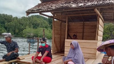 Kades Bobu Mengunjungi Pembuatan Keramba Tancap Ikan Babara, Program Dana Desa 2023