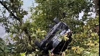 Laka Tunggal di Jalur Saiyong – Ambelang, Mobil Mini Bus Suzuki Ertiga Terjatuh ke Jurang Namun Terhenti oleh Pohon, Pengguna Jalan Segera Beraksi untuk Selamatkan Korban