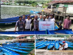 Kadis PMD Serahkan 10 Unit Perahu Fiber Kepada Kelompok Nelayan Desa Bongganan