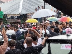Presiden Jokowi Menyapa Warga Banggai Kepulauan Meskipun Ditengah Guyuran Hujan