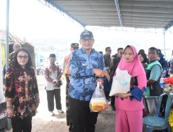 Wakil Bupati Serfi Kambey Buka Gerakan Pangan Murah di Pelabuhan 3B Salakan