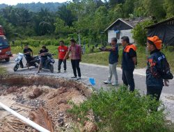BPBD Banggai Kepulauan Tinjau Jalan Longsor Akibat Gelombang ROB di Desa Tombos