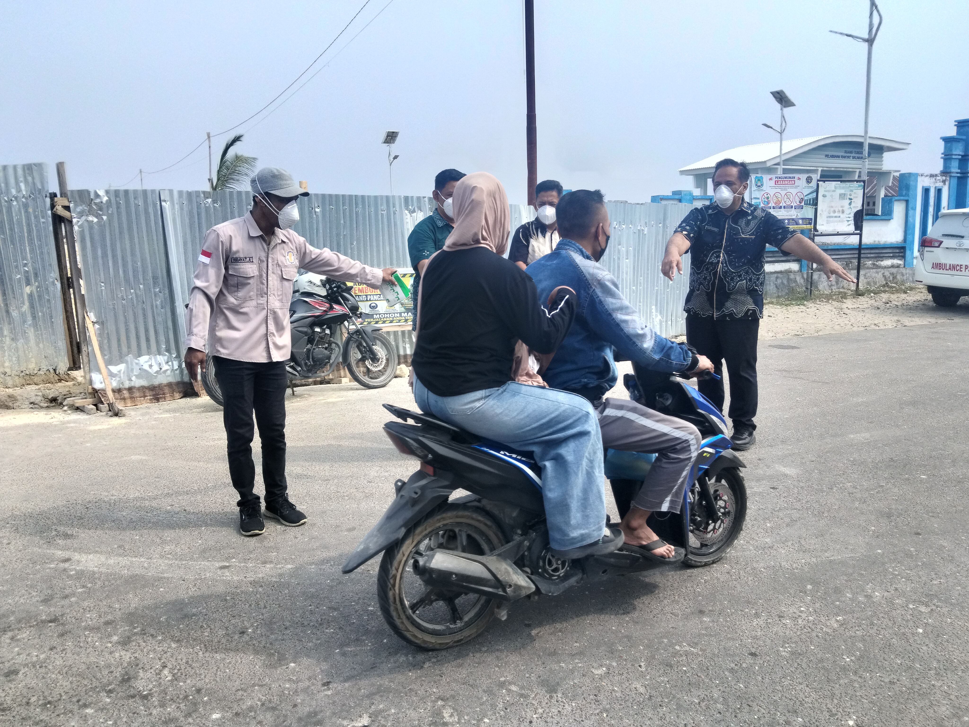 Kabut Asap Selimuti Bangkep akibat Karhutla, Pemda Bangkep Bagikan Masker Gratis ke Warga